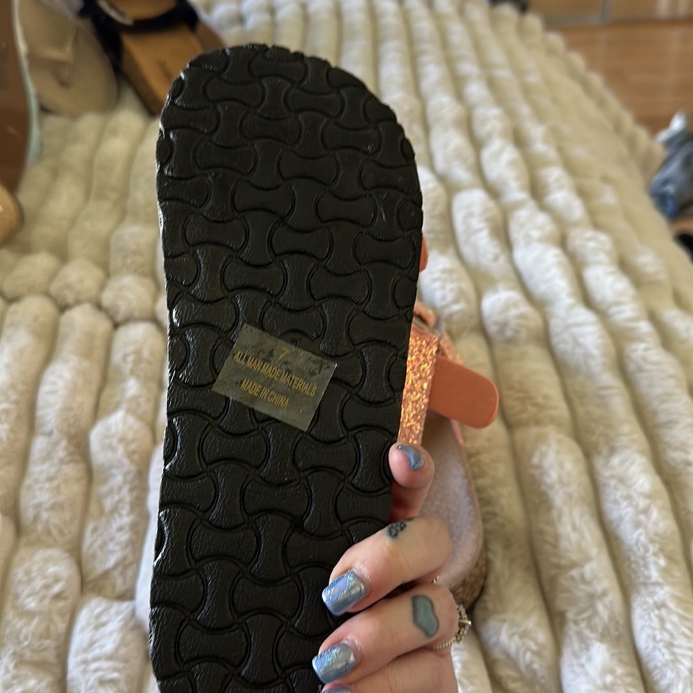 Size 7 coral glitter sandals - Picture 3 of 4